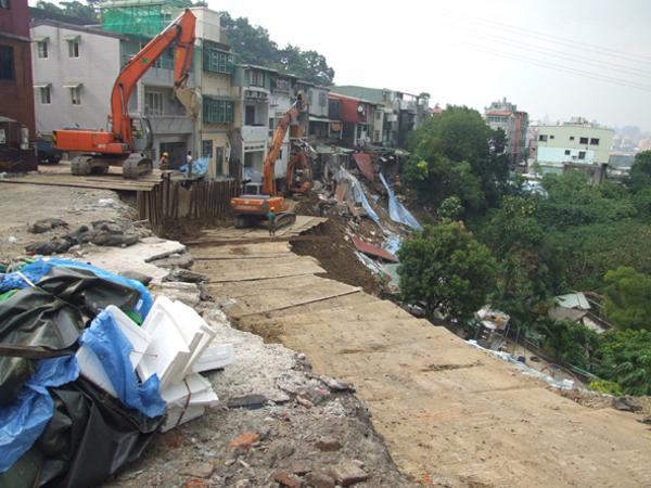 新北市土城市國際路社區後方地基出露